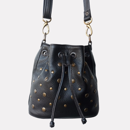 MIGNONETTE CUIR GRAINE NOIR CLOUTE LAITON VIEILLI | Mini Sac Bourse en cuir